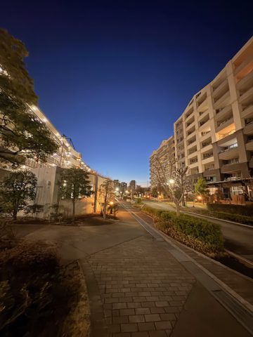 夕暮れの街、新しい一歩を
